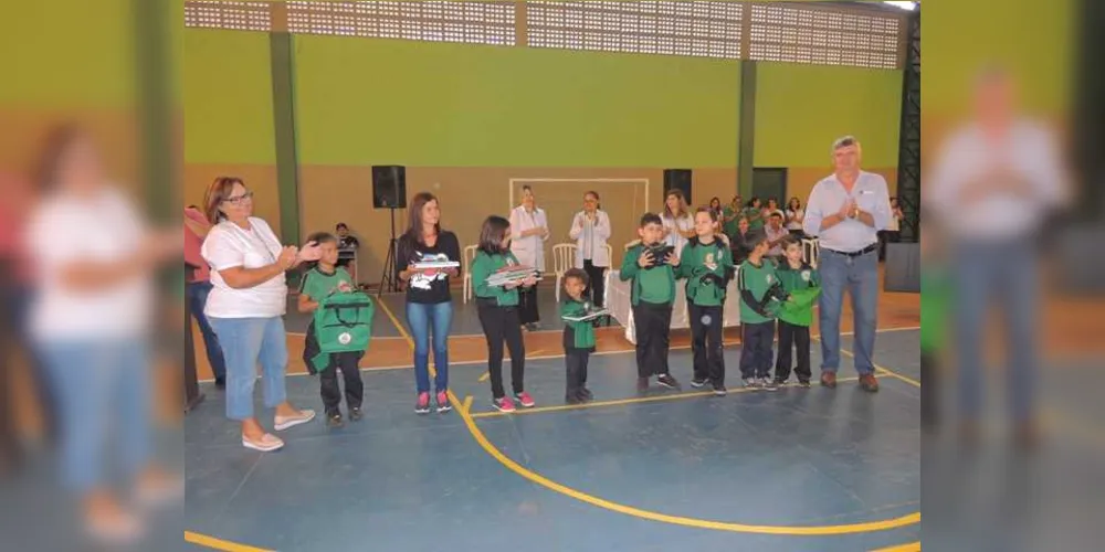 Imagem ilustrativa da imagem Jaguariaíva entrega uniforme e material escolar para alunos da rede municipal