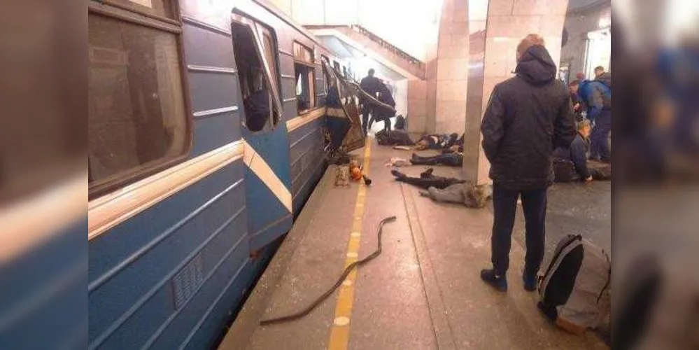 Imagem de divulgação do megapolisonline.ru mostra vítimas em uma estação de metrô em São Petersburgo, na Rússia, logo após a explosão de uma 