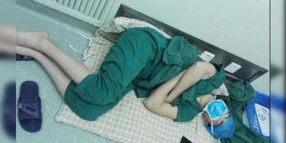 Imagem ilustrativa da imagem Médico chinês dorme no chão após fazer 5 cirurgias em 28 horas