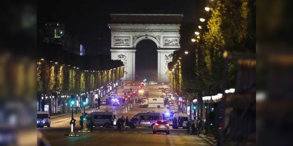 O tiroteio na Champs Élyssés deixou um policial morto e dois feridos