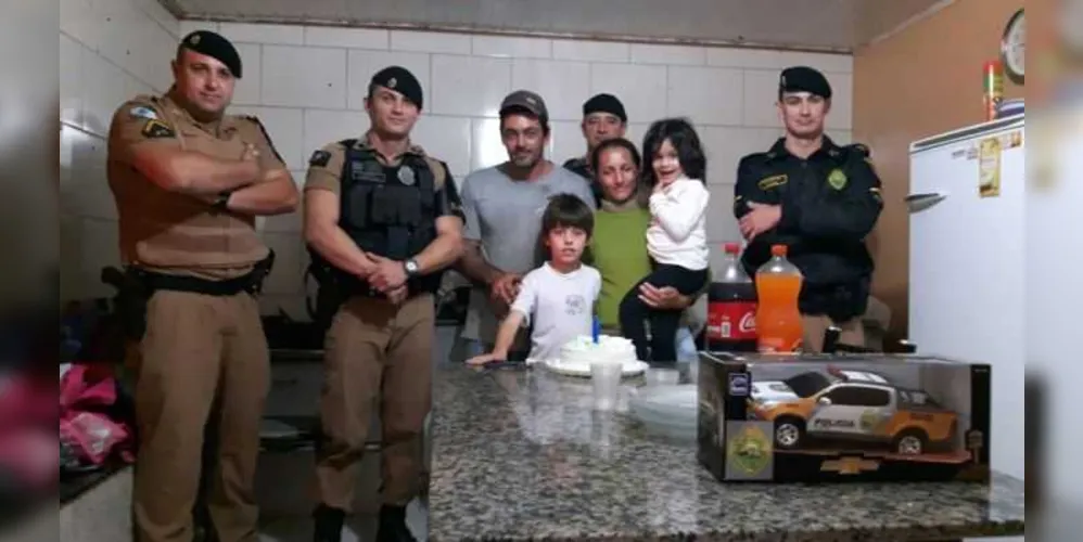 Fã da Polícia Militar, Jean Luís ganhou festa e até uma miniatura de viatura da PM | Divulgação / PM Irati