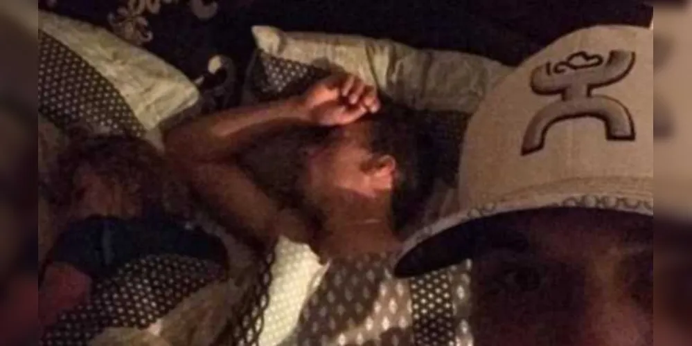 Homem flagra namorada dormindo com outro, tira selfie e publica na internet/ Foto: Reprodução/ Facebook