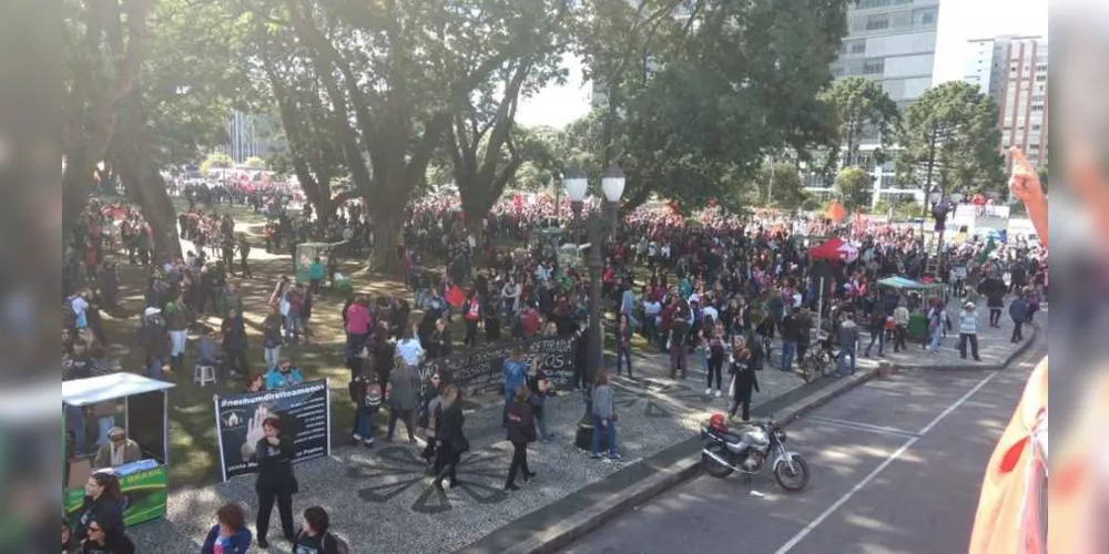 Imagem ilustrativa da imagem Greve geral reúne manifestantes contra reformas em Curitiba