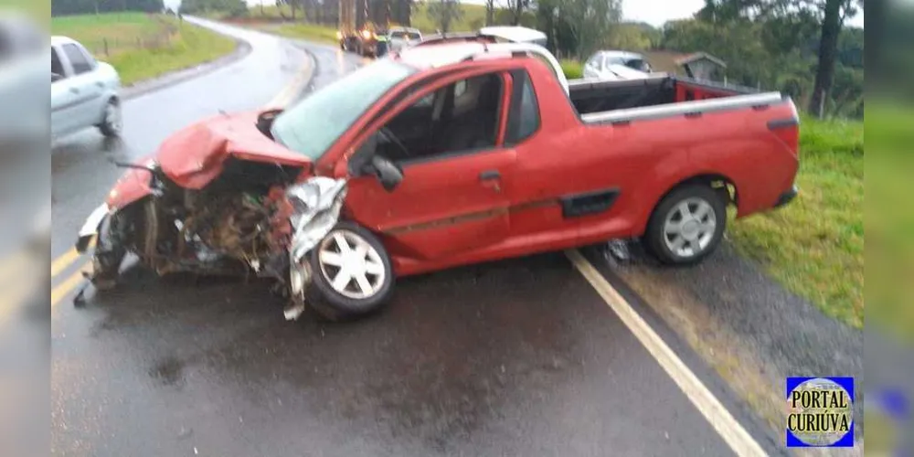 Colisão entre dois automóveis aconteceu na região de Curiúva; vítimas tiveram ferimentos leves | Portal Curiúva