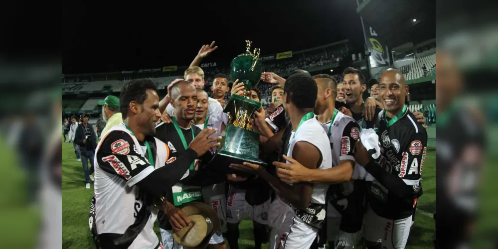 Jogadores do Operário comemoram memorável vitória, fora de casa, sobre o Coritiba