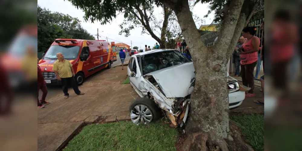 Imagem ilustrativa da imagem Motorista perde controle de carro e atinge árvore