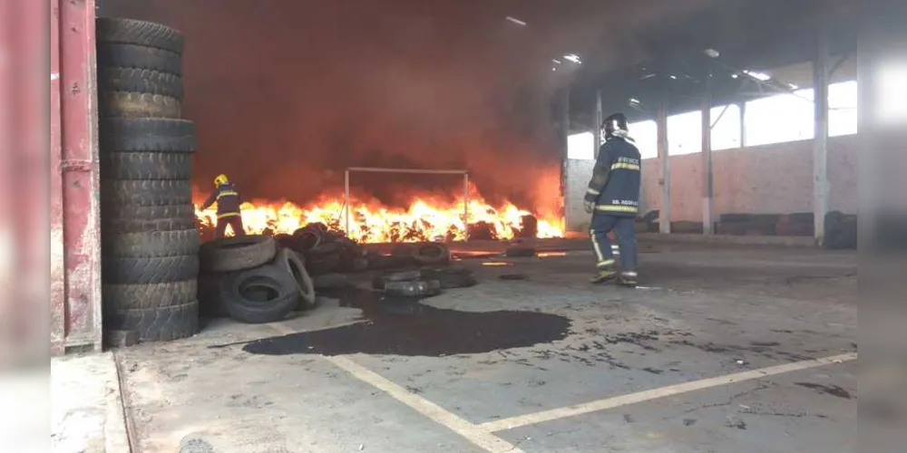 Imagem ilustrativa da imagem Barracão é consumido pelo fogo em PG