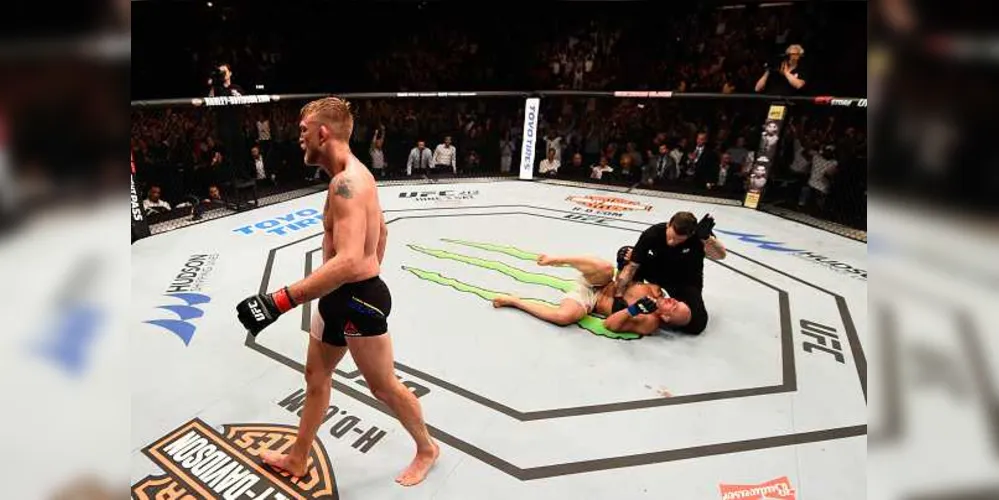 Imagem ilustrativa da imagem Brasileiro é nocauteado e dá adeus ao sonho de ser campeão do UFC