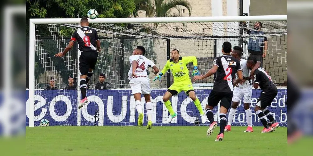 Luis Fabiano marcou de cabeça o primeiro gol do Vasco
