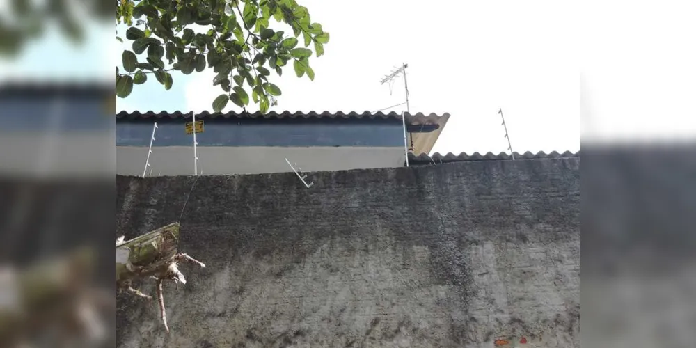 Detentos arrebentaram parte da cerca elétrica para conseguirem pular o muro | Voz do Povo Arapoti