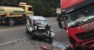 Imagem ilustrativa da imagem Caminhão invade contramão e atinge veículo em Curitiba
