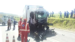 Imagem ilustrativa da imagem Dois caminhoneiros morrem em rodovia dos Campos Gerais