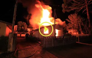 Imagem ilustrativa da imagem Família busca ajuda após ter casa destruída por incêndio