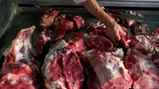 Imagem ilustrativa da imagem Exportações de carne caem 19% após operação