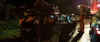 Acidente entre carro e caminhão mata casal e filhos/ Foto: Banda B/Divulgação PRF