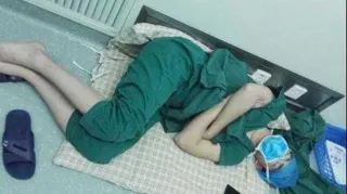 Imagem ilustrativa da imagem Médico chinês dorme no chão após fazer 5 cirurgias em 28 horas