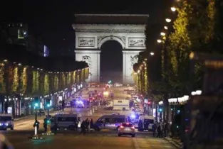 O tiroteio na Champs Élyssés deixou um policial morto e dois feridos