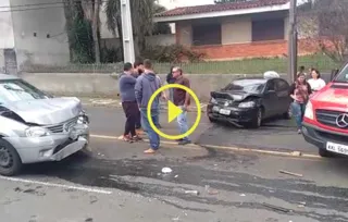 Imagem ilustrativa da imagem Acidente envolve três carros na Monteiro Lobato