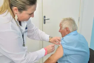 Imagem ilustrativa da imagem Idosos lideram procura por vacinas da gripe em PG