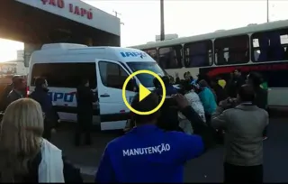 Motorista tentava sair com um dos veículos da empresa e era impedido por funcionários em greve | Divulgação
