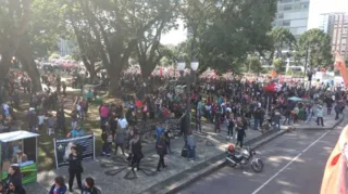 Imagem ilustrativa da imagem Greve geral reúne manifestantes contra reformas em Curitiba