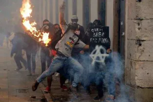 Imagem ilustrativa da imagem Greve geral termina com confrontos em São Paulo e Rio de Janeiro