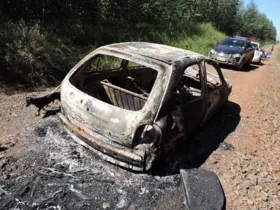 Carro da Prefeitura de Arapoti foi furtado no último dia 22 e foi encontrado incendiado no dia seguinte | Reprodução/Voz do Povo Arapoti