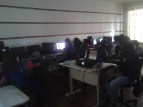 Atividade foi realizada na sala de informática da escola