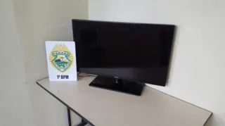 Polícia acredita que TV tenha sido furtada ou roubada e deteve suspeito do crime; motoboy também teve que se explicar | aRede/COP