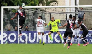 Luis Fabiano marcou de cabeça o primeiro gol do Vasco