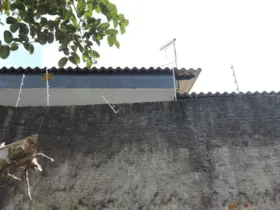 Detentos arrebentaram parte da cerca elétrica para conseguirem pular o muro | Voz do Povo Arapoti