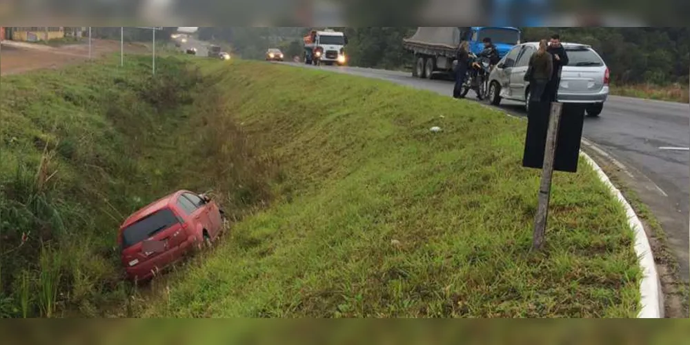 Imagem ilustrativa da imagem Carro para em barranco de rodovia após batida com outro veículo