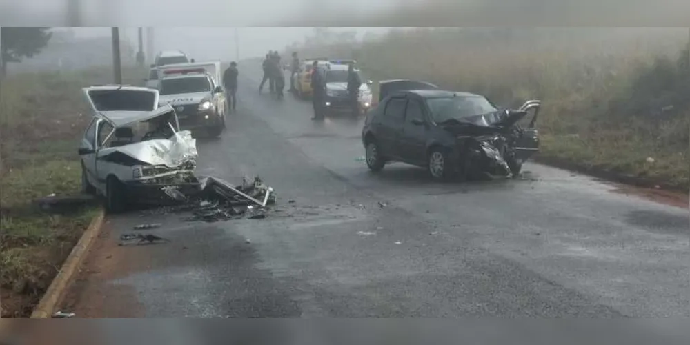 Imagem ilustrativa da imagem Batida frontal entre dois carros deixa um morto e cinco feridos