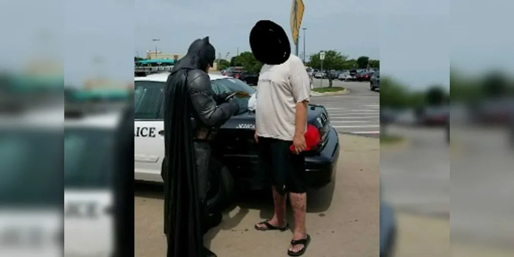 Batman prende suspeito de roubo nos EUA 