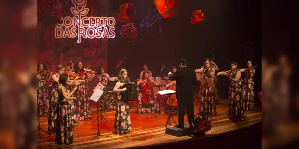 O maestro Alessandro Sangiorgi regeu a primeira apresentação do “Concerto de Rosas”, em evento para convidados e imprensa, com o grupo Ladies Ensemble