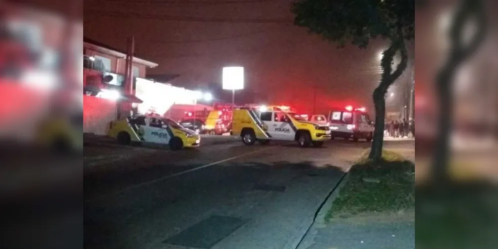 Imagem ilustrativa da imagem Dupla chega atirando e acerta cinco jovens em Curitiba