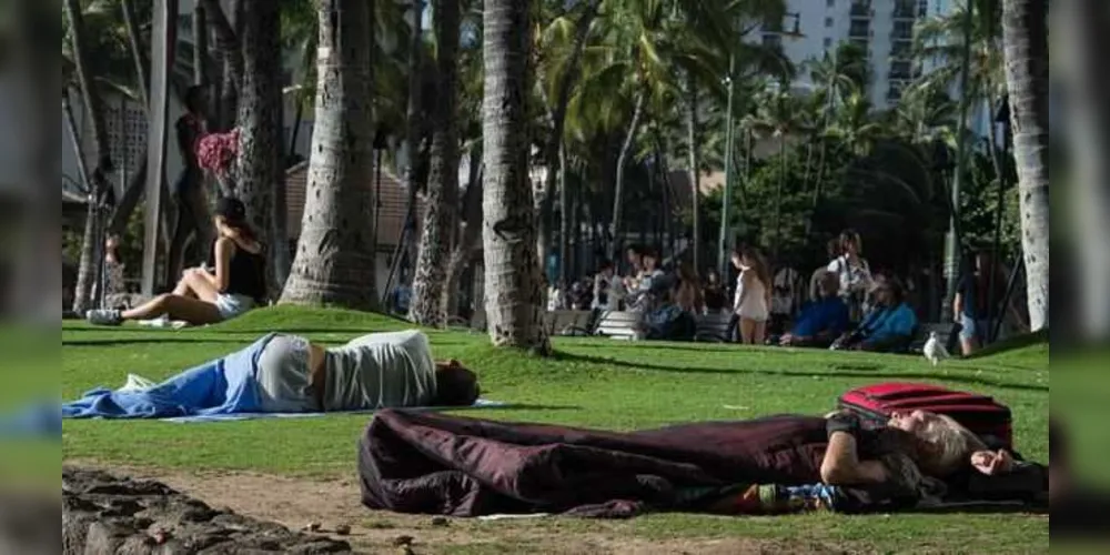 Sem-teto dormem perto da renomada praia havaiana de Waikiki/Foto: Divulgação GETTY IMAGES
