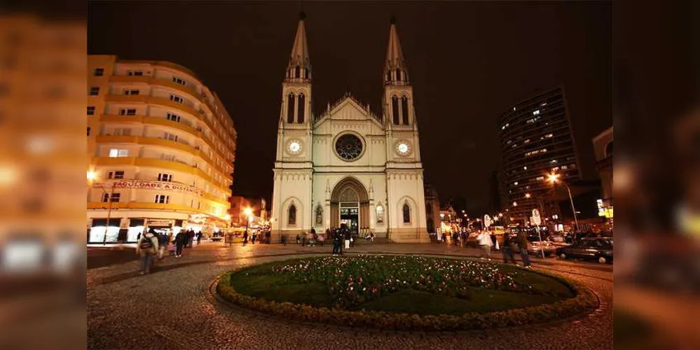 O corpo foi encontrado na Praça Tiradentes, no centro de Curitiba