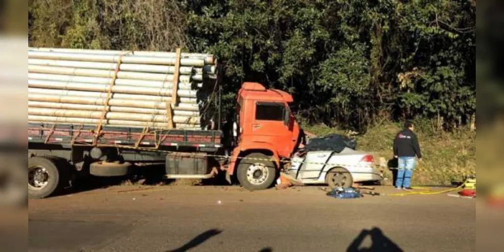 Acidente envolveu um caminhão com placas de Guarapuava e um veículo GM Vectra, com placas de Pitanga