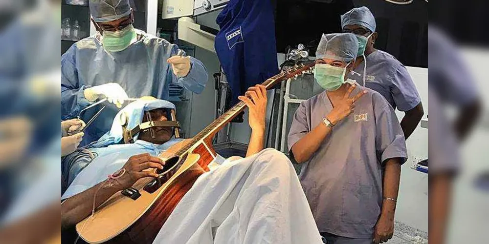 Abhishek Prasad, de 37 anos, toca violão durante uma cirurgia no cérebro, em Bangalore, no Hospital Mahveer Jain, na Índia/Foto: Reprodução Mahaveer Jain 