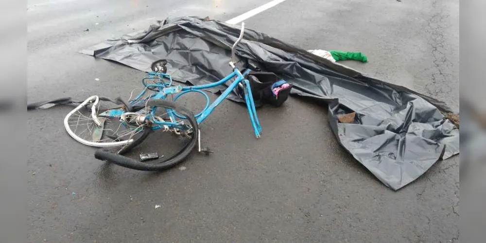 Bicicleta ficou destruída no atropelamento | Reprodução/Tadeu Stefaniak