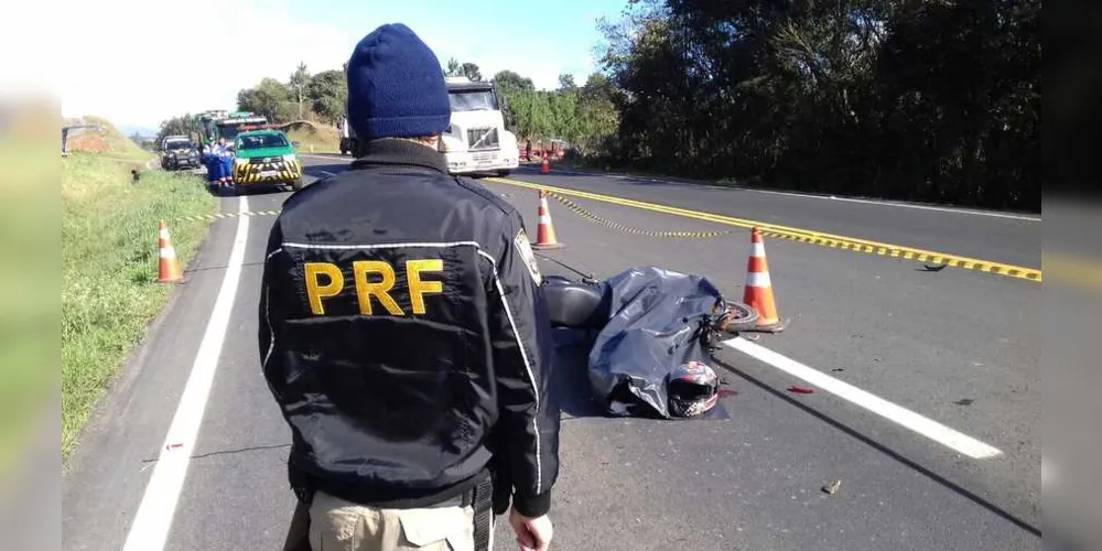 Jovem pilotava uma motocicleta que bateu na traseira de um caminhão na BR-373 | Divulgação/PRF