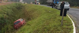 Imagem ilustrativa da imagem Carro para em barranco de rodovia após batida com outro veículo