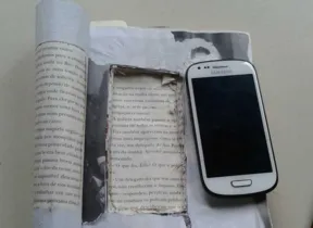 Imagem ilustrativa da imagem Presos escondiam celulares em livro e colchões na região