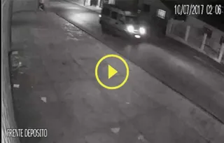 Câmeras de segurança flagraram bandidos fugindo com objetos roubados em uma van | aRede/COP