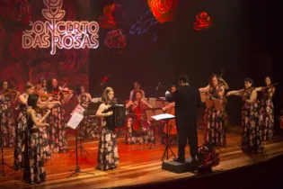 O maestro Alessandro Sangiorgi regeu a primeira apresentação do “Concerto de Rosas”, em evento para convidados e imprensa, com o grupo Ladies Ensemble