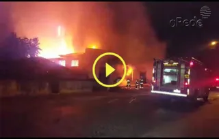 Incêndio aconteceu durante a madrugada e deu trabalho aos bombeiros | aRede/COP