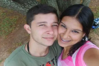 Juliano e Mônica residiam em Ponta Grossa, tinham se casado em 07 de fevereiro de 2015 e estavam viajando em lua de mel