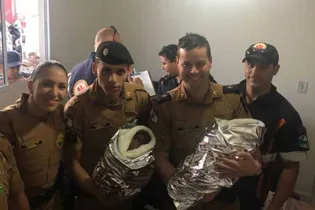 Policiais resgataram gêmeas recém-nascidas abandonadas em terreno baldio | Divulgação