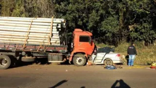 Acidente envolveu um caminhão com placas de Guarapuava e um veículo GM Vectra, com placas de Pitanga